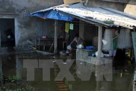 Premier de Laos extiende pésame a Vietnam por pérdidas provocadas por tifón Doksuri 