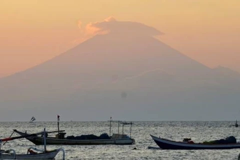 Indonesia eleva nivel de alerta del volcán en Bali