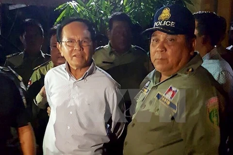 Tribunal de Camboya mantiene orden de arresto a presidente de partido opositor 