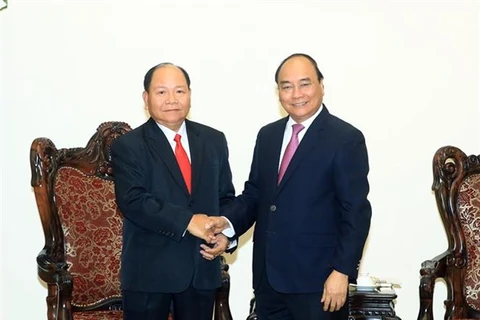 El primer ministro vietnamita, Nguyen Xuan Phuc, (D) y el ministro de Asuntos Internos de Laos, Khamman Sounvileuth