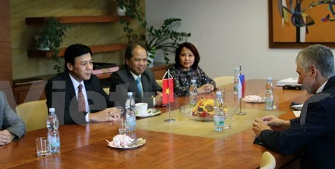 Comunidades vietnamitas y checas intensifican cooperación