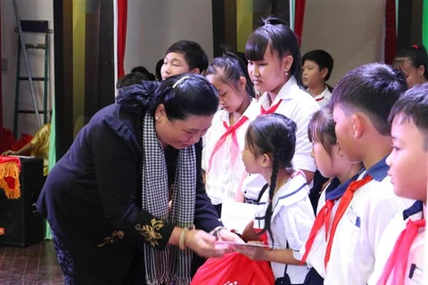 Ofrecen regalos a niños necesitados en ocasión de Fiesta del Medio Otoño