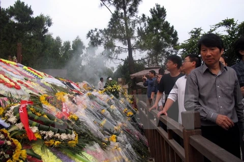 Profesores vietnamitas residentes en Tailandia visita tumba de General Vo Nguyen Giap 