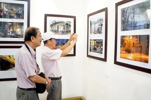 Exposición artística resalta belleza de Hanoi