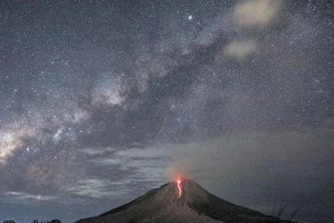 Volcán Sinabung entra en erupción en Indonesia