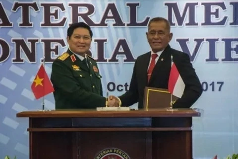 El ministro de Defensa de Vietnam, Ngo Xuan Lich, y su homólogo indonesio, Ryamizard Ryacudu