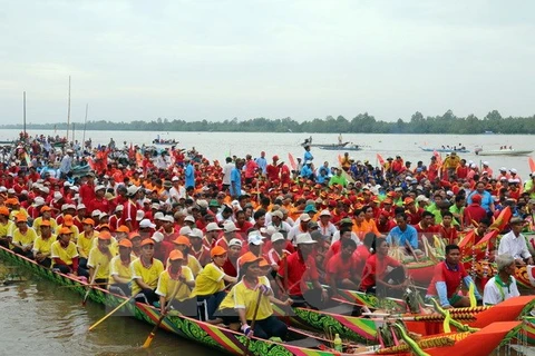 Celebran regata de comunidad Khmer en Vietnam