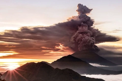 Indonesia: Alerta al máximo nivel en Bali por volcán Agung