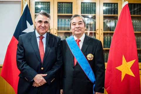 Chile entrega Orden al Mérito Gran Cruz al embajador vietnamita