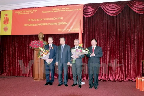 Vietnam otorga Orden de amistad a dirigentes de seguridad rusos