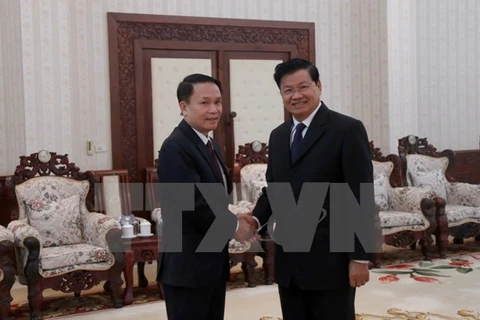 El primer ministro de Laos, Thongloun Sisoulith, y el director general de la Agencia Vietnamita de Noticias, Nguyen Duc Loi