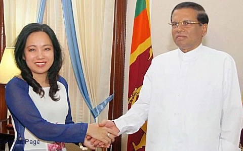 La embajadora de Vietnam en Sri Lanka y Maldivas, Phan Kieu Thu, y el presidente de Sri Lanka, Maithripala Sirisena