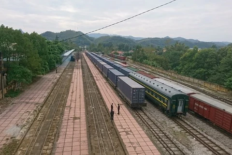 Inauguran servicio ferroviario de carga entre ciudades de Vietnam y China