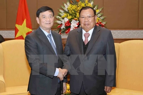 Máximo dirigente de Laos dialoga con presidente de Asociación de Amistad Vietnam- Laos