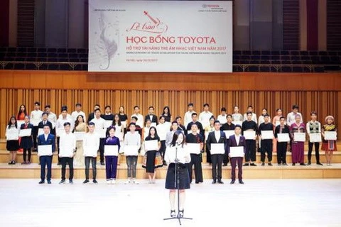 Toyota Vietnam entrega becas a talentos músicos vietnamitas