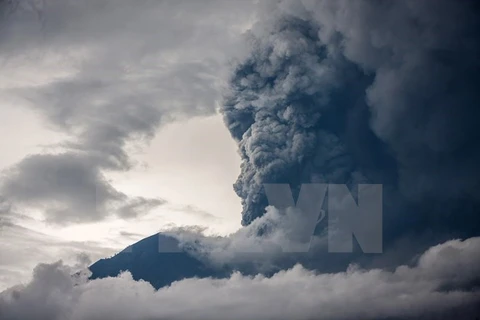 Vuelve a entrar en erupción volcán en Bali