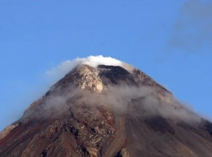 Filipinas amplía orden de evacuación debido a riesgo de volcán Mayon