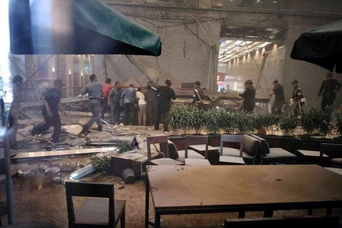 Derrumbe de estructura en Bolsa de Yakarta deja al menos 77 heridos
