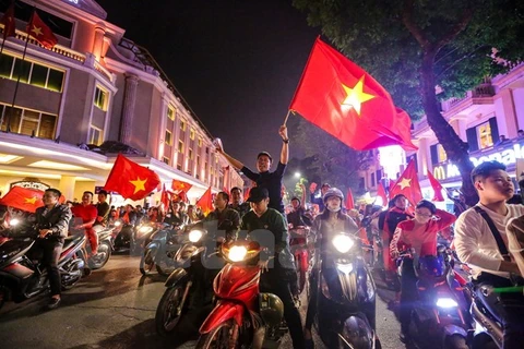 Millones de vietnamitas explotan de alegría tras dramática victoria de equipo nacional de fútbol