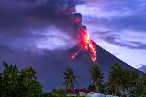 Filipinas: Evacuan a miles de personas por erupción del volcán Mayon