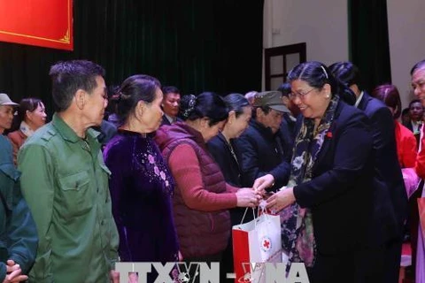 Dirigente parlamentaria entrega regalos a familias de pocos recursos en ocasión del Tet