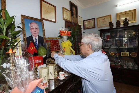 Dirigente partidista vietnamita rinde homenaje a fallecidos con méritos revolucionarios