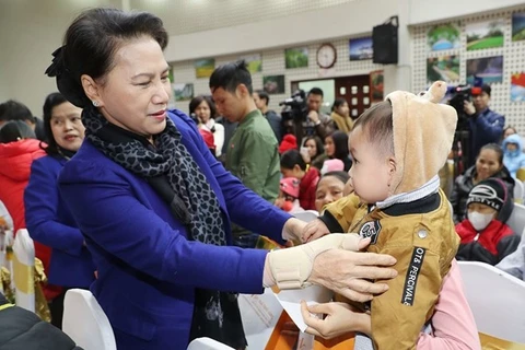 Presidenta parlamentaria visita niños con cáncer en ocasión del Tet