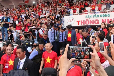 Seguidores del fútbol atestan estadio en Ciudad Ho Chi Minh para recibir al equipo sub-23 nacional