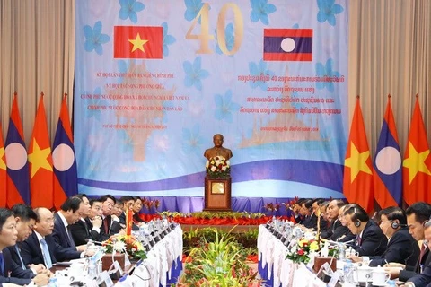 Premieres de Vietnam y Laos copresiden reunión 40 del Comité Intergubernamental