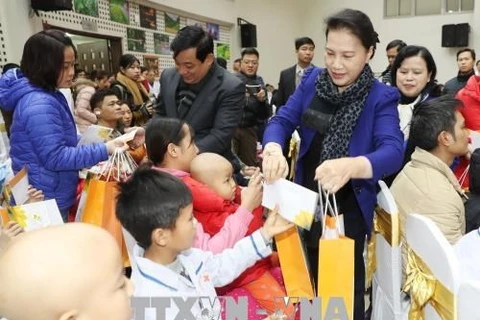 Dirigentes vietnamitas entregan regalos a personas necesitadas en ocasión del Tet