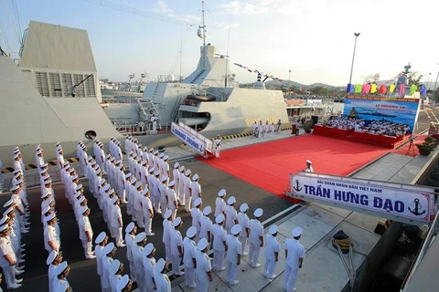 Celebran acto de izamiento de bandera en buques de guerra de escolta de misiles de Vietnam