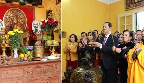 Dirigente del Estado de Vietnam ofrece incienso al presidente Ho Chi Minh