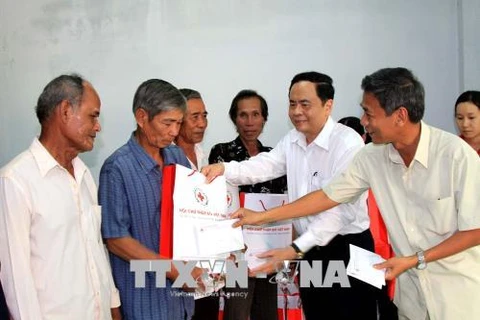 Presidente de FPV entrega regalos del Tet en Soc Trang