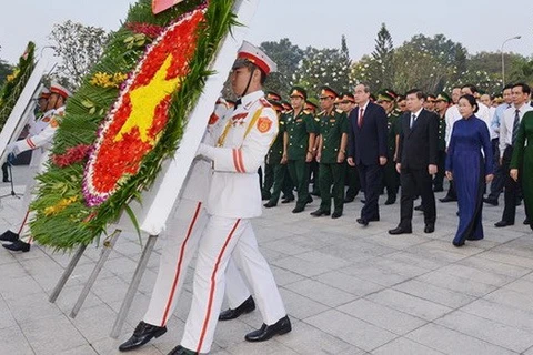 Líderes de Ciudad Ho Chi Minh rinden tributo al presidente Ho Chi Minh