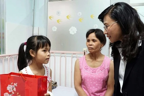 Vietnam presta mayor atención a familias con condiciones desfavorables en vísperas del Tet 2018