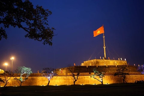 Iluminan Torre de Bandera en patrimonio cultural vietnamita