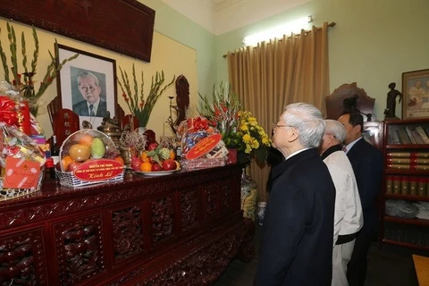 Máximo dirigente partidista de Vietnam rinde tributo a sus predecesores