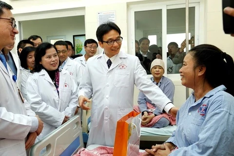 Vicepremier vietnamita visita a médicos y enfermos del Hospital K