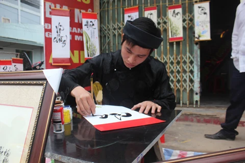 Calígrafos jóvenes llevan su trabajo a las calles