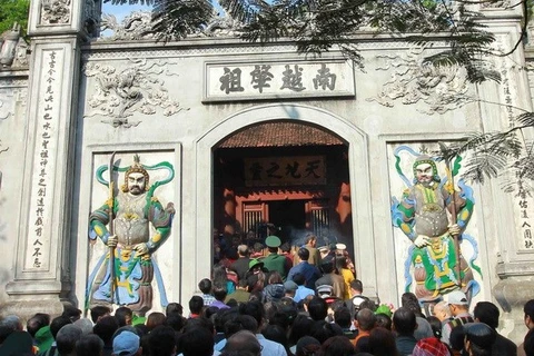 Gran número de visitantes rinden tributo a reyes Hung