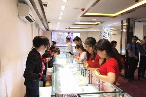 Agotado oro en tiendas de Hanoi en Día de Dios de la Riqueza