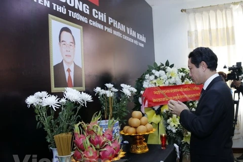 Dirigentes laosianos rinden tributo a Phan Van Khai 