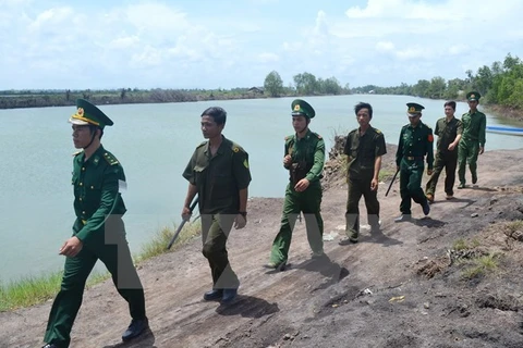 Viceministro de Defensa de Laos visita escuela de la fuerza guardafronteriza de Vietnam