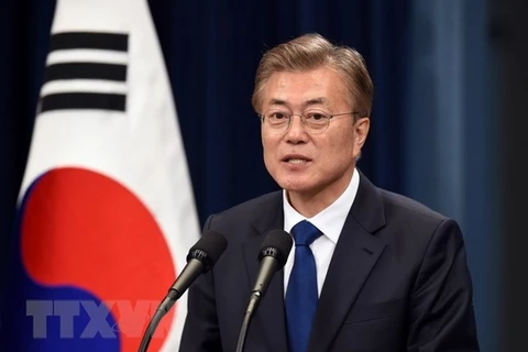 Moon Jae-in busca fortalecer relaciones con Vietnam, subraya periódico sudcoreano