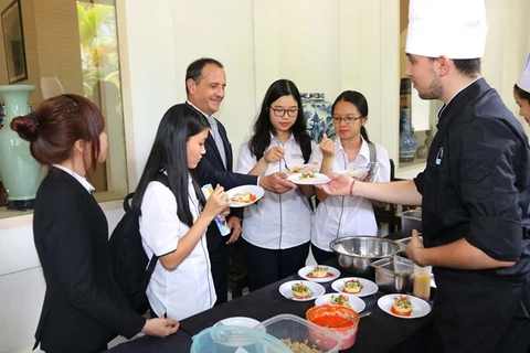 Disfrutan de gastronomía de Francia en Ciudad Ho Chi Minh 