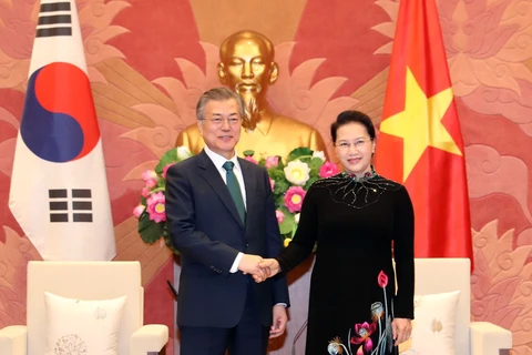Presidente sudcoreano recibido por titular del Parlamento de Vietnam 