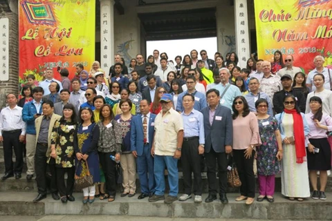 Diplomáticos extranjeros en Vietnam visitan sitios turísticos de Hanoi 