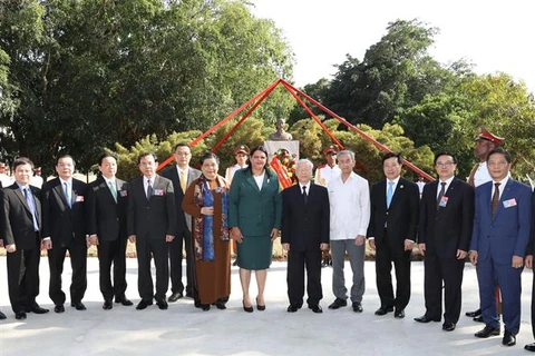 Máximo dirigente partidista de Vietnam honra a Ho Chi Minh en La Habana