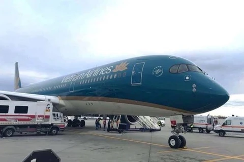 Avión de Vietnam Airlines aterriza de emergencia para salvar a un pasajero