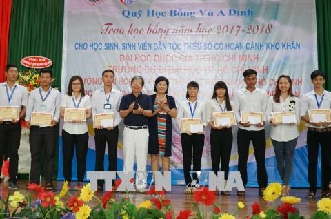 Entregaron becas “Vu A Dinh” para estudiantes de minorías étnicas en Vietnam